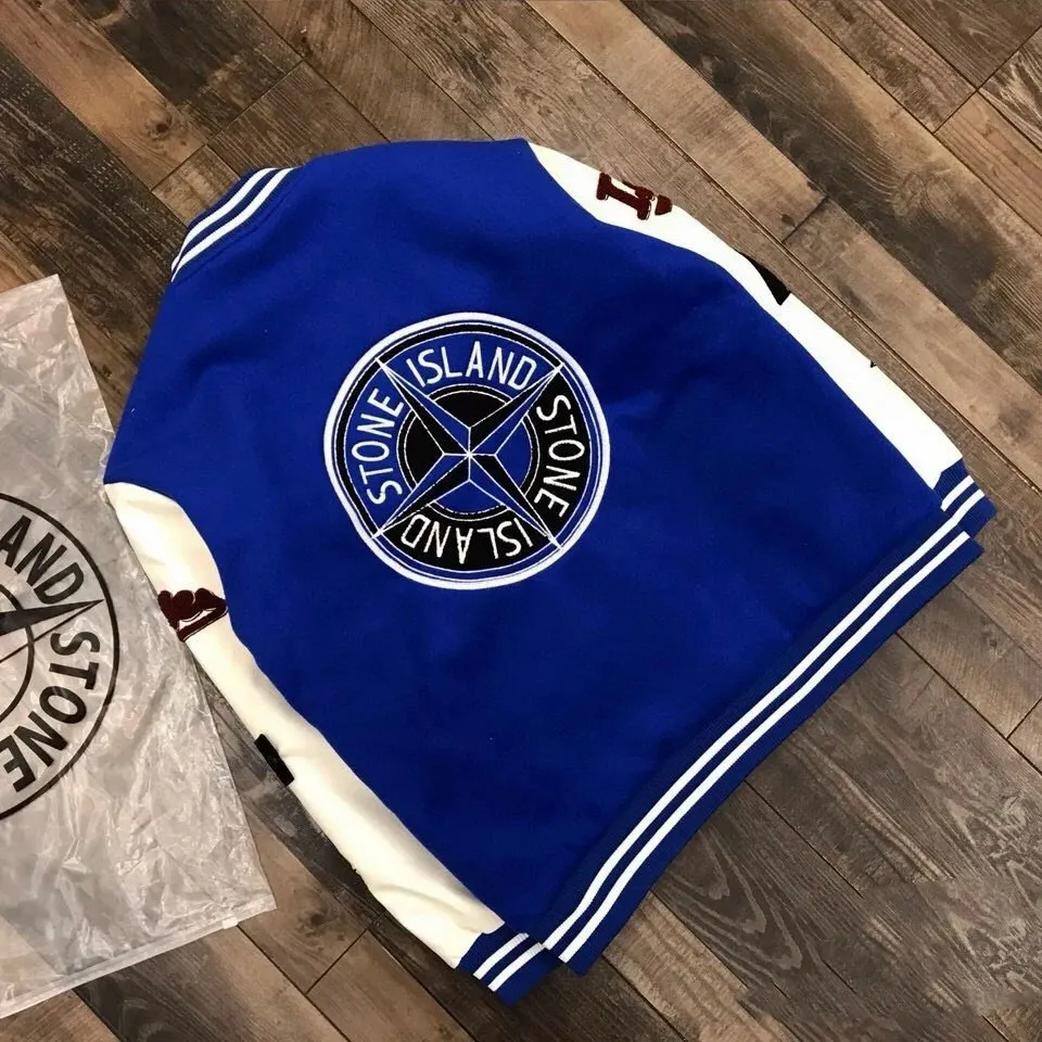 P230 Stone Island spliced PU leather and cotton baseball jacket (couples style three-color hair) Sheep long velvet body spliced PU leather sleeves, custom full towel embroidered logo on the chest and back. Three threads on the cuffs, hem and neck 1:1 custom dyeing No change in shape Original buttons restored 1:1 Loose and versatile Unique design must-have items for fashionistas Double hang tags Double wash Original armbands Couple style three-color hair: black, green, blue Style number: A01# Size: M-2XL